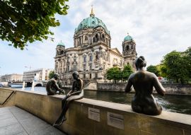 Lais Puzzle - Blick auf 3 Statuen, die am Flussufer sitzen. Land Berlin, Deutschland - 100, 200, 500 & 1.000 Teile