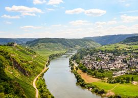 Lais Puzzle - Blick auf die Mosel und die Marienburg in der Nähe des Dorfes Puenderich, Deutschland. - 100, 200, 500 & 1.000 Teile