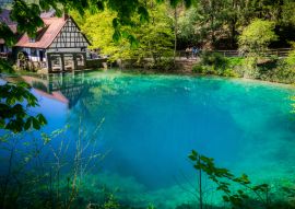 Lais Puzzle - Blick auf den Brunnen "Blautopf" in Blaubeuren, Baden Württemberg, Deutschland - 100, 200, 500 & 1.000 Teile