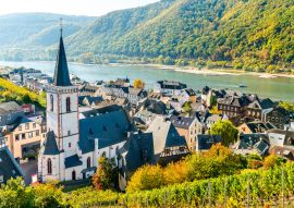 Lais Puzzle - Ansicht der Heilig-Kreuz-Kirche in Assmannshausen, Bundesland Hessen, Deutschland. - 100, 200, 500 & 1.000 Teile