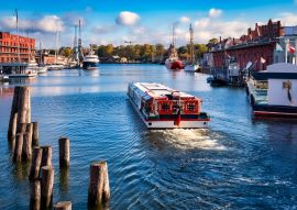 Lais Puzzle - Blick auf den Hansahafen an der Trave in der Hansestadt Lübeck, Deutschland. - 100, 200, 500 & 1.000 Teile