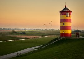 Lais Puzzle - Blick auf den Leuchtturm bei Sonnenuntergang an der ostfriesischen Küste in Pilsum, Deutschland. - 100, 200, 500 & 1.000 Teile