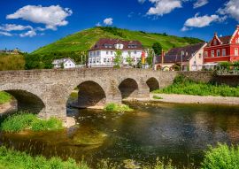 Lais Puzzle - Ansicht der alten Ahrbrücke bei Rech im Ahrtal, Rheinland-Pfalz, Deutschland. - 100, 200, 500 & 1.000 Teile