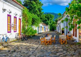 Lais Puzzle - Straße des historischen Zentrums mit Tischen eines Restaurants in Paraty, Rio de Janeiro, Brasilien - 100, 200, 500 & 1.000 Teile