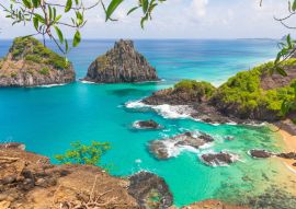 Lais Puzzle - Blick auf Morro dos Dois Irmãos und Baia dos Porcos in Fernando de Noronha, einer paradiesischen tropischen Insel vor der Küste Brasiliens - 100, 200, 500 & 1.000 Teile