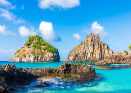 Lais Puzzle - Blick auf den Morro dos Dois Irmãos in Fernando de Noronha, einer paradiesischen tropischen Insel vor der Küste Brasiliens - 100, 200, 500 & 1.000 Teile