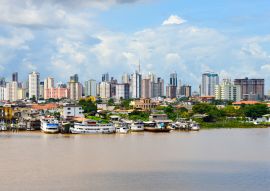 Lais Puzzle - Belem / Brasilien. Blick auf den Fischerhafen in Belem, viele bunte Fischerboote und reiche Gebäude im Hintergrund - 100, 200, 500 & 1.000 Teile
