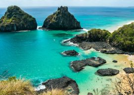 Lais Puzzle - Blick auf den Zwei-Brüder-Berg und die Schweinebucht (Morro dos Dois Irmãos e Baía dos Porcos auf Portugiesisch) in Fernando de Noronha, Brasilien - 100, 200, 500 & 1.000 Teile
