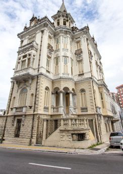 Lais Puzzle - Fassade des Palastes Bolonha, in Belém do Pará. Wahrzeichen der Paraense belle époque, Brasilien - 100, 200, 500 & 1.000 Teile