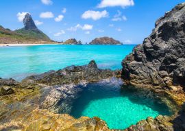 Lais Puzzle - Schöner Blick auf Conceicao und die mittleren Strände mit dem Gipfelberg (Morro do Pico) im Hintergrund, Insel Fernando de Noronha - Brasilien - 100, 200, 500 & 1.000 Teile