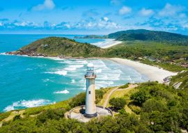 Lais Puzzle - Ilha do Mel - Paraná. Luftaufnahme des Conchas-Leuchtturms und der Strände von Ilha do Mel, Brasilien - 100, 200, 500 & 1.000 Teile