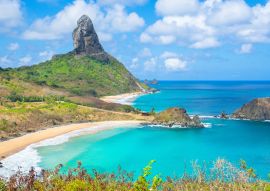 Lais Puzzle - Schöner Blick auf Conceicao und die mittleren Strände mit dem Gipfelberg (Morro do Pico) im Hintergrund, Insel Fernando de Noronha - Brasilien - 100, 200, 500 & 1.000 Teile