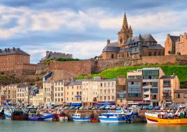 Lais Puzzle - Gotische Kirche auf dem Hügel und Fischerboote in der Hafenstadt Granv, Frankreich - 100, 200, 500 & 1.000 Teile