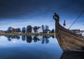 Lais Puzzle - Holzschiff am Kai von Carentan mit Spiegelungen im Wasser, Frankreich - 100, 200, 500 & 1.000 Teile