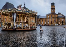 Lais Puzzle - Nachmittags verregneter Place Ducale mit Karussell in Charleville-Mezieres, Frankreich - 100, 200, 500 & 1.000 Teile