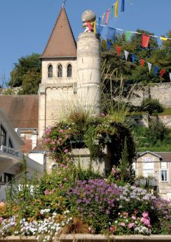 Lais Puzzle - Château-Thierry, Stadt im Departement Aisne, Blühender Brunnen und das Rathaus, Frankreich - 100, 200, 500 & 1.000 Teile