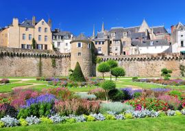 Lais Puzzle - Die Mauern der alten Stadt und die Gärten in Vannes. Bretagne, Nordfrankreich. - 100, 200, 500 & 1.000 Teile