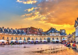 Lais Puzzle - Gebäude vor dem Ducal Palace in Dijon, Frankreich - 100, 200, 500 & 1.000 Teile