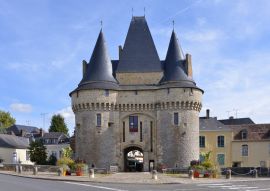 Lais Puzzle - Das befestigte Tor Saint-Julien in La-Ferté-Bernard, einer Gemeinde im Departement Sarthe in der Region Pays de la Loire im Nordwesten Frankreichs - 100, 200, 500 & 1.000 Teile