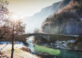 Lais Puzzle - Nebliger, frostiger Morgen im Dorf Cluses, Rhone-alpes, Frankreich. Schöne Winterlandschaft - 100, 200, 500 & 1.000 Teile