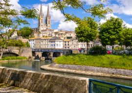 Lais Puzzle - Ein Blick auf Niort vom Kai des Flusses Sevre Niortaise, Deux-Sevres, Region Poitou-Charentes, Frankreich - 100, 200, 500 & 1.000 Teile