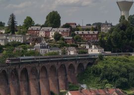 Lais Puzzle - Zug auf Eisenbahnbrücke gegen den Himmel bei Barentin, Frankreich - 100, 200, 500 & 1.000 Teile