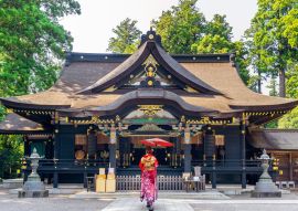 Lais Puzzle - Frau im traditionellen japanischen Kimono mit Regenschirm am Katori-Schrein in Chiba, Japan - 100, 200, 500 & 1.000 Teile