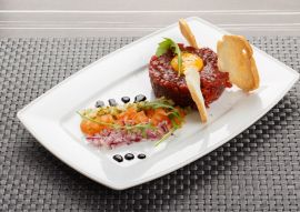 Lais Puzzle - Gourmet-Tartar, getoastetes Brot und Salat auf einem Teller - 100, 200, 500 & 1.000 Teile