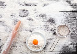 Lais Puzzle - Mehl und Zutaten auf schwarzem Tisch - 100, 200, 500 & 1.000 Teile