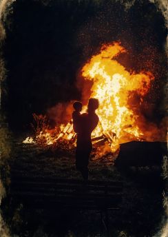 Lais Puzzle - Vater mit Kind vor brennendem Feuer - 100, 200, 500 & 1.000 Teile