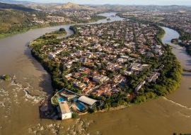 Lais Puzzle - Flugplatz in Governador Valadares mit Gleitschirm und Pico do Ibituruna und dem Tal des Rio Doce, Brasilien - 100, 200, 500 & 1.000 Teile