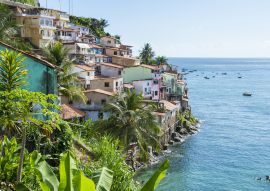 Lais Puzzle - Farbenfrohe Favela-Architektur am Hang der Gemeinde Solar do Unhao mit Blick auf die Allerheiligenbucht in Salvador, Bahia, Brasilien - 100, 200, 500 & 1.000 Teile