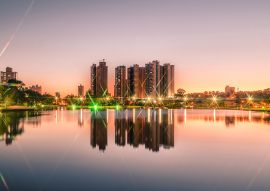 Lais Puzzle - Sonnenuntergang an einem See in einem Park mit der Stadt im Hintergrund, Brasilien - 100, 200, 500 & 1.000 Teile