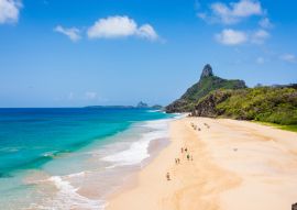 Lais Puzzle - Schöne Luftaufnahme vom Strand Cacimba do Padre und Morro do Pico auf der Insel Fernando de Noronha, Pernambuco, Brasilien - 100, 200, 500 & 1.000 Teile