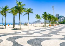 Lais Puzzle - Heller Morgenblick auf die geschwungene Uferpromenade mit Palmen am Copacabana-Strand mit der Skyline von Rio de Janeiro, Brasilien - 100, 200, 500 & 1.000 Teile