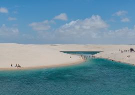 Lais Puzzle - Lençis maranhenses mit Menschen beim Baden in den Lagunen, Brasilien - 100, 200, 500 & 1.000 Teile
