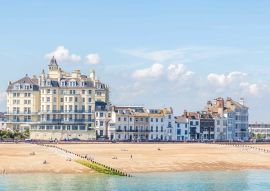 Lais Puzzle - Blick vom Pier auf die Skyline von Eastbourne, Sussex, England - 100, 200, 500 & 1.000 Teile