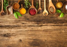 Lais Puzzle - Farbenfrohe Gewürze auf Holztisch - 100, 200, 500 & 1.000 Teile