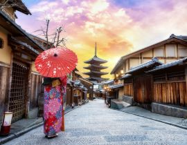 Lais Puzzle - Junge Frau, die einen traditionellen japanischen Kimono mit japanischem Regenschirm trägt, an der Yasaka-Pagode und an der Sannen Zaka-Straße in Kyoto, Japan - 40 Teile