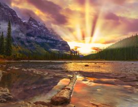 Lais Puzzle - Farbenfroher Sonnenaufgang über Bergen mit Bergfluss - 40 Teile