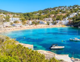 Lais Puzzle - Fischer- und Segelboote auf blauem Meerwasser in der Bucht von Cala Vadella, Insel Ibiza, Spanien - 40 Teile