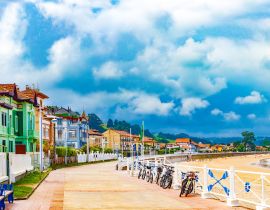 Lais Puzzle - Strandpromenade in Ribadesella, Asturien, Spanien. - 40 Teile