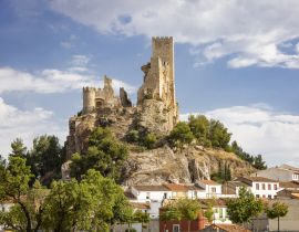 Lais Puzzle - Blick auf den Vorort der Stadt Almansa und die Ruinen der alten Burg, Provinz Albacete, Spanien - 40 Teile