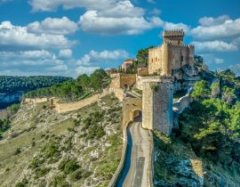 Lais Puzzle - Historisches Alarcon-Schloss über dem Fluss Jucar mit abgewinkeltem Turm, mehreren Toren, Bergfried und Palast, Spanien - 40 Teile