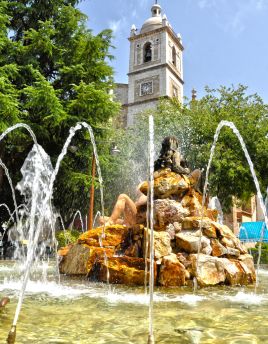 Lais Puzzle - Don Benito, monumentaler Brunnen und Turm der Kirche von Santiago, Extremadura - 40 Teile