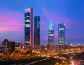 Lais Puzzle - Skyline des Finanzviertels Madrid Four Towers in der Dämmerung in Madrid, Spanien - 40 Teile
