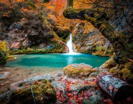 Lais Puzzle - See und Wasserfall der Quelle des Urederra in Navarra, Spanien - 40 Teile