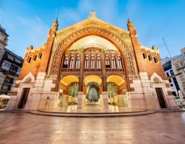 Lais Puzzle - Die majestätische Fassade des Colon-Marktes und sein Spiegelbild auf dem Boden des Platzes, aufgenommen zur blauen Stunde, Valencia, Spanien - 40 Teile