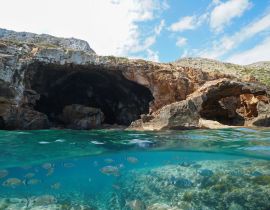 Lais Puzzle - Felsküste mit großer Höhle an der Küste und Fischen unter Wasser, geteilte Ansicht über und unter Wasseroberfläche, Comunidad Valenciana, Spanien - 40 Teile