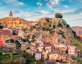 Lais Puzzle - Wunderbares Morgenstadtbild der Stadt Novara di Sicilia. Erstaunliche Frühlingsansicht von Sizilien, Italien, Europa - 40 Teile